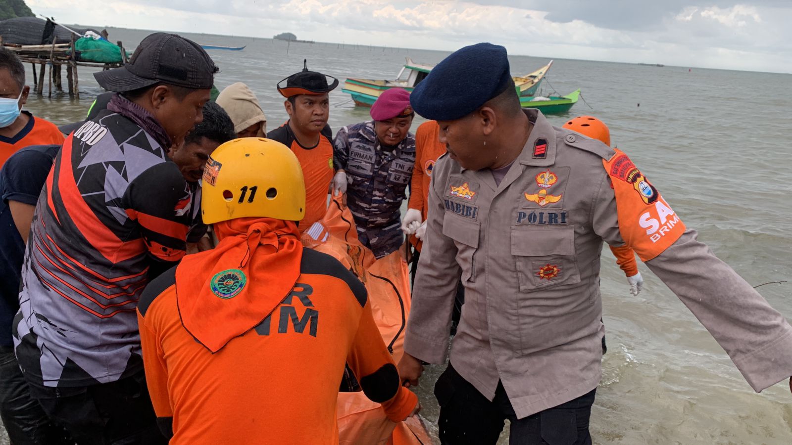 Tim Sar Gabungan Temukan ABK KMN yang Tenggelam di Muara Sungai Sinjai